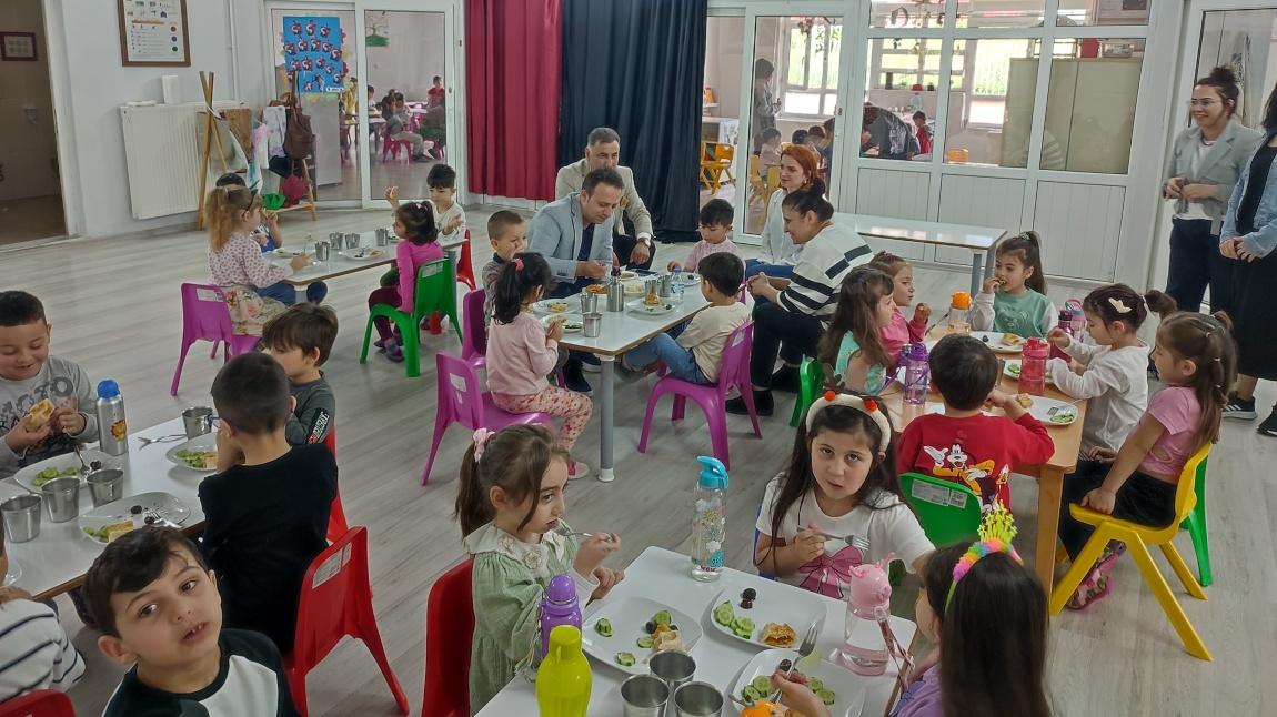 Sayın Kaymakamımız Erdem KARANFİL, Sayın İlçe Milli Eğitim Müdürümüz Selim KURTOĞLU okulumuza gelerek çocuklarımızla birlikte yemek yediler. Nazik ziyaretlerinden dolayı teşekkür ederiz.
